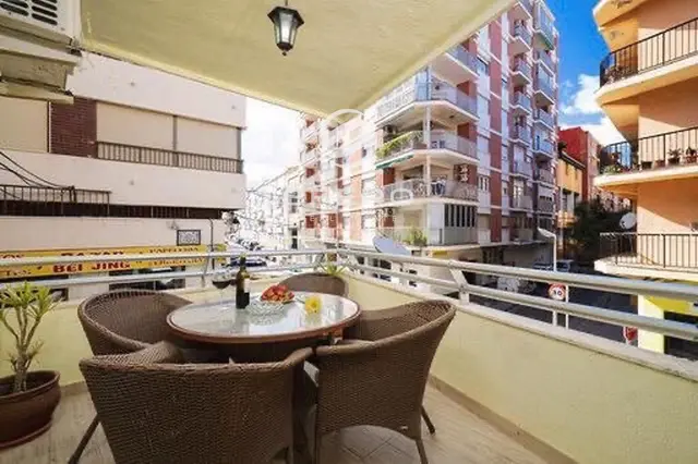 Spacious apartment just steps from the beach and the center of Dénia, with great investment potential