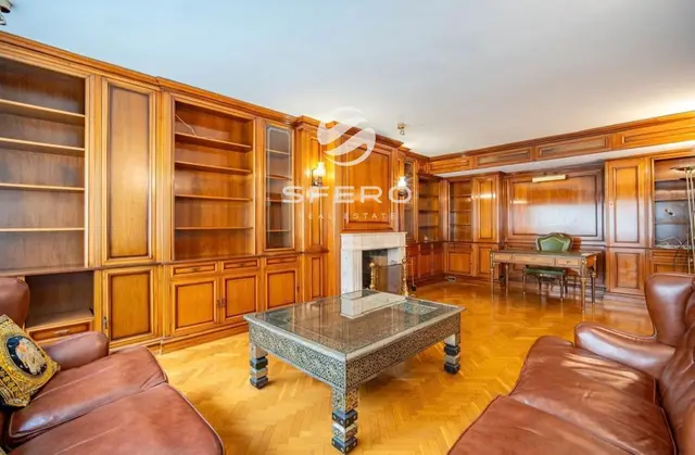 Spacious residence on one of the main streets of Valencia — Calle Colón