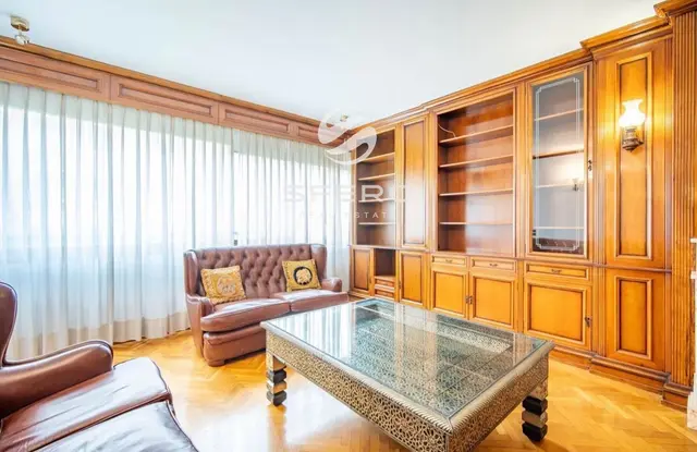 Spacious residence on one of the main streets of Valencia — Calle Colón – photo 3
