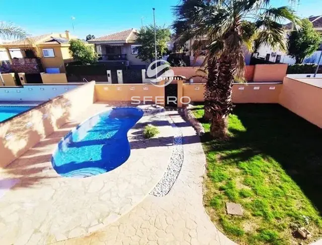 Spacious Mediterranean-style villa for a family in La Pobla de Vallbona – photo 2