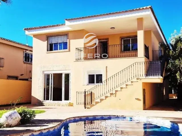 Spacious Mediterranean-style villa for a family in La Pobla de Vallbona