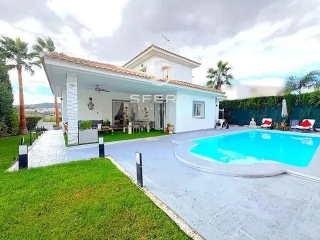 Spacious villa with views of the Turia River Natural Park in the Montepilar residential area