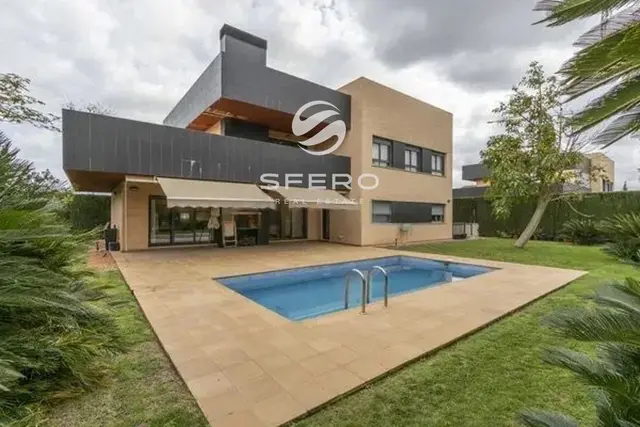 Spacious chalet with a custom design in the prestigious Torre en Conill area, Bétera