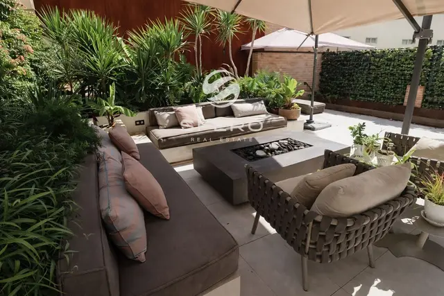 Spacious apartment with a private terrace in the prestigious L’Eixample area.