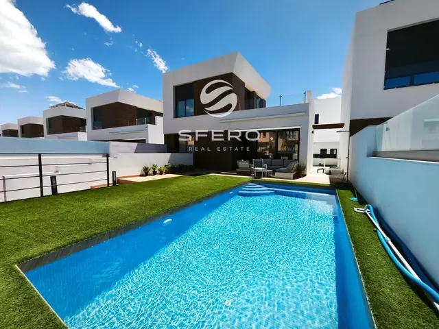 Modern detached house in a quiet area of El Campello, close to the sea.