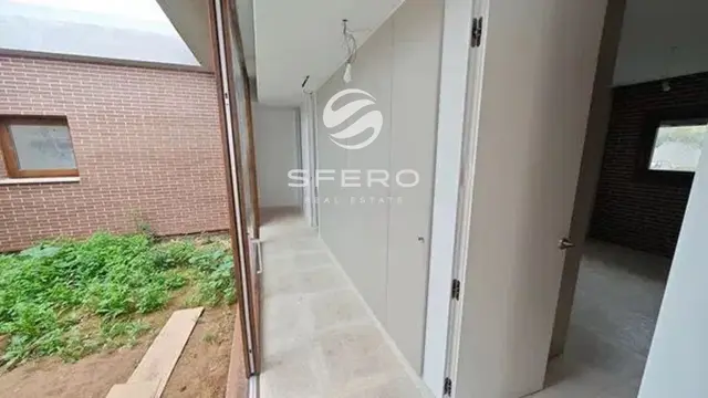 Moderna vivienda unifamiliar de una sola planta con ventanas panorámicas en la urbanización Galipont – foto 2