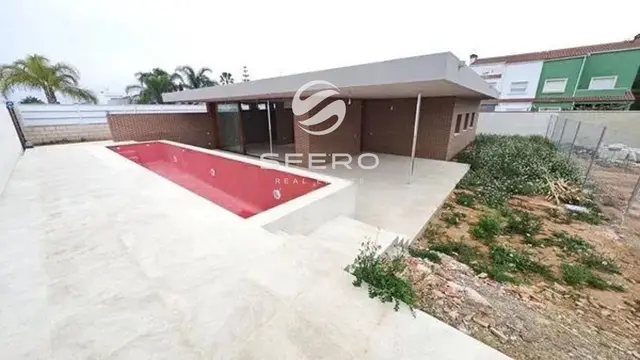 Moderna vivienda unifamiliar de una sola planta con ventanas panorámicas en la urbanización Galipont