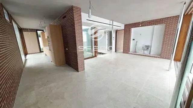 Moderna vivienda unifamiliar de una sola planta con ventanas panorámicas en la urbanización Galipont – foto 3