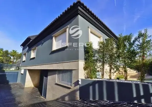 Exclusive villa with a tropical oasis-style pool in a gated community with security – photo 2