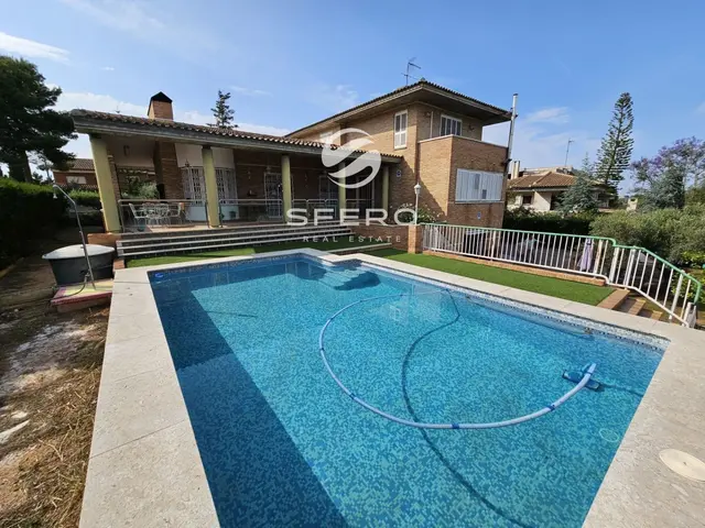 Chalet adosado dúplex amplio para toda la familia en una tranquila zona verde de Torrent