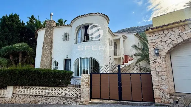Elegant villa for seaside living in Calpe — Maryvilla area