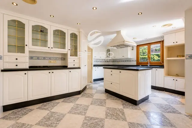 Villa espaciosa con gran parcela para vivir en la prestigiosa urbanización Mas Camarena – foto 3