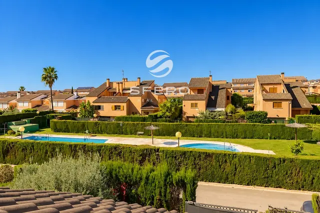 Villa espaciosa con gran parcela para vivir en la prestigiosa urbanización Mas Camarena – foto 2