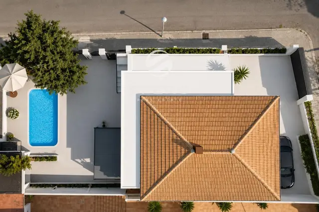 Modern villa for living in a quiet environment in La Cañada – photo 2