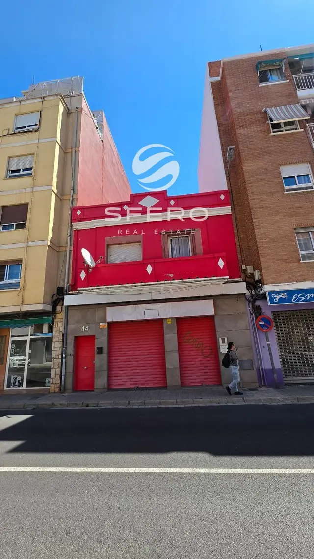 Unique building for business and living in Godella