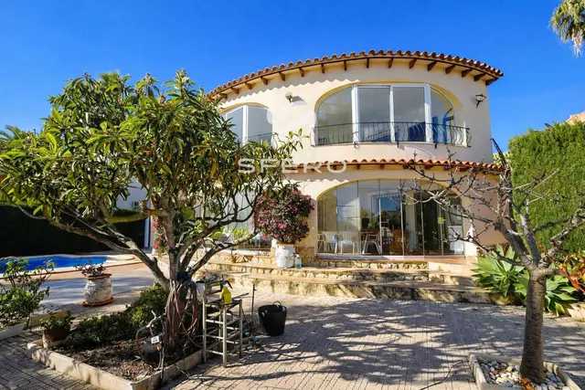 Villa elegante para una vida cómoda con vistas a la montaña en Calpe