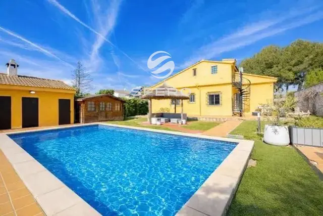 Acogedora villa para vivir en la tranquila zona de Entrepinos, L'Eliana