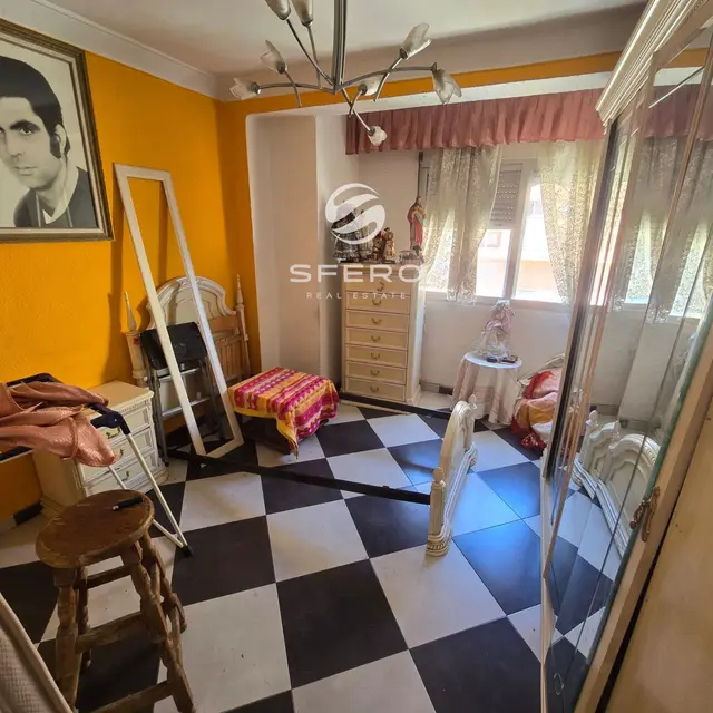 🏡 Spacious 3-Bedroom Apartment in Valencia with Great Potential – photo 3