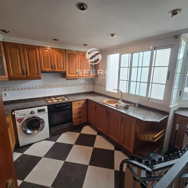 🏡 Spacious 3-Bedroom Apartment in Valencia with Great Potential – photo 2
