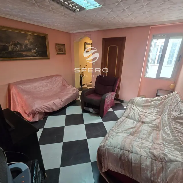 🏡 Spacious 3-Bedroom Apartment in Valencia with Great Potential