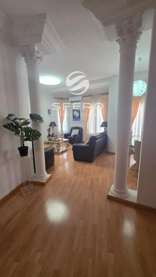 🏡 Spacious Apartment with High Ceilings in the Heart of Russafa