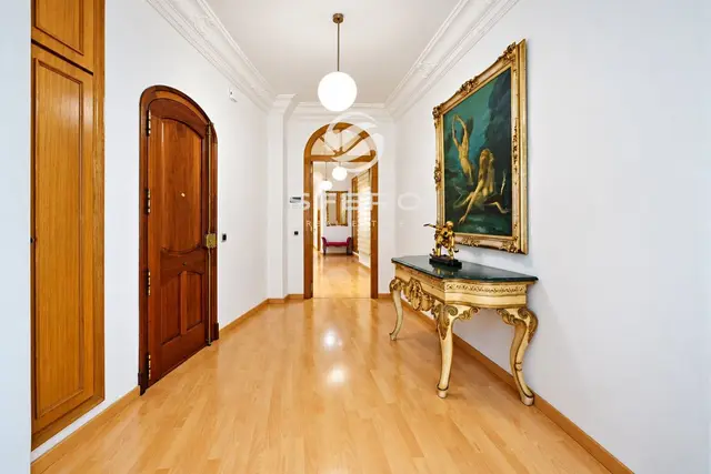 Amplio apartamento con techos altos en el corazón de Russafa – foto 2