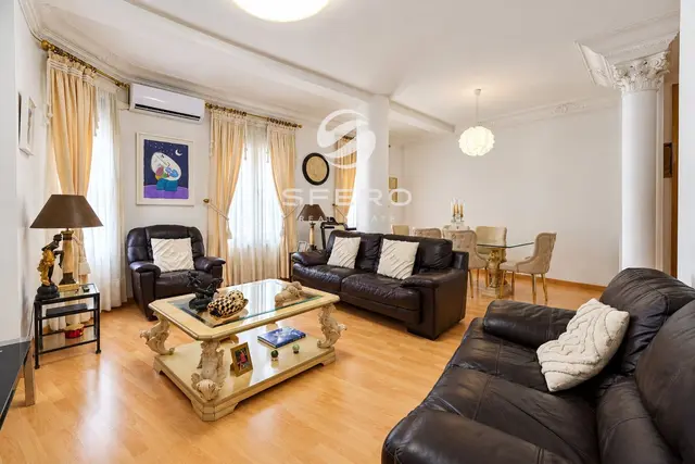 Amplio apartamento con techos altos en el corazón de Russafa