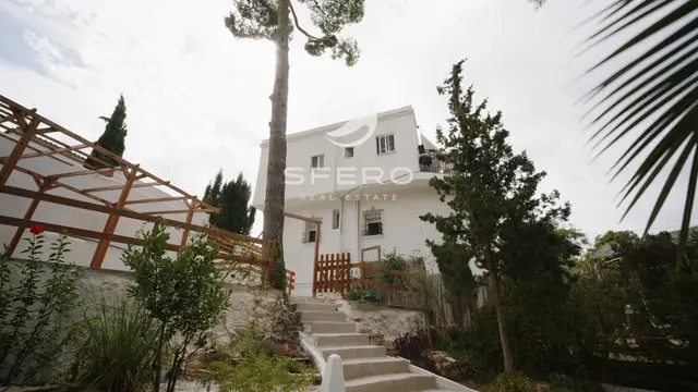 Two-Family Home with a Private Garden in the Green Suburb of La Cañada