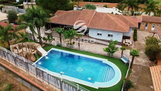 Spacious Family Residence on a 1,440 m² Plot with Two Independent Houses | Canals