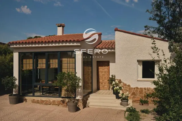 Mediterranean Villa on a Lush Green Plot in a Peaceful Residential Area | Llíria