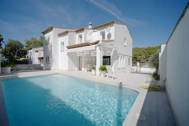 Spacious Villa Surrounded by Pine Forest in the Prestigious El Vedat Area | Torrent