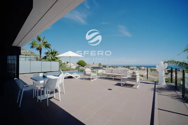 Moderna villa con fascinantes vistas al mar en la prestigiosa zona de Cumbre del Sol