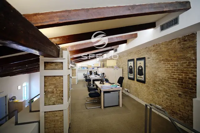 Exclusive prestigious office in a historic palace on Plaza Alfonso el Magnánimo, in the heart of Valencia