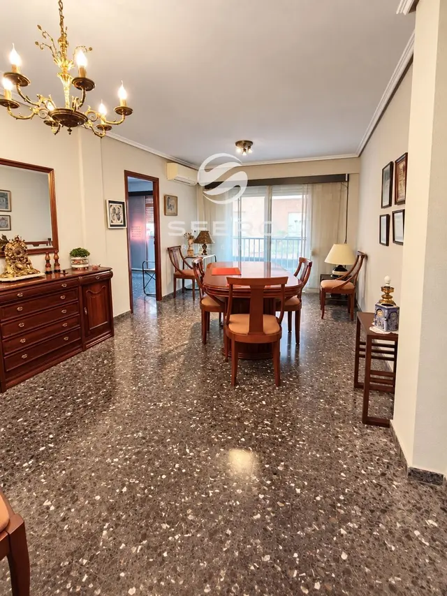 Amplio piso de 4 dormitorios con balcón y terraza privada