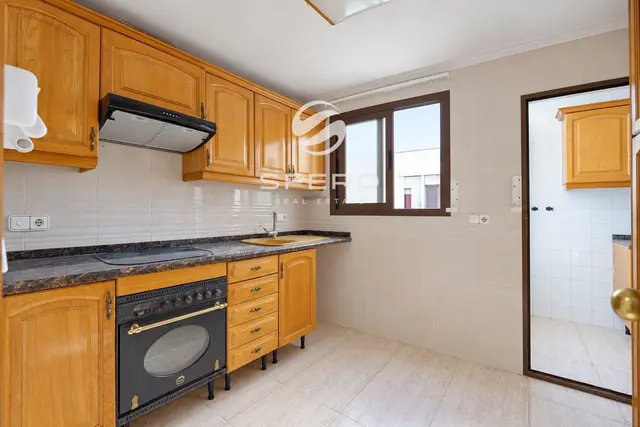 Amplio piso de 4 dormitorios con balcón y plaza de aparcamiento – foto 2