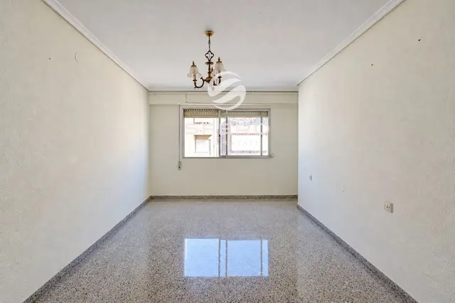 Amplio piso de 4 dormitorios con balcón y plaza de aparcamiento – foto 3