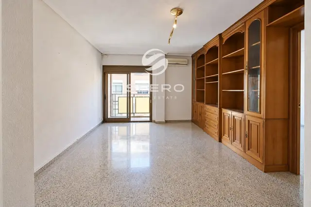 Amplio piso de 4 dormitorios con balcón y plaza de aparcamiento