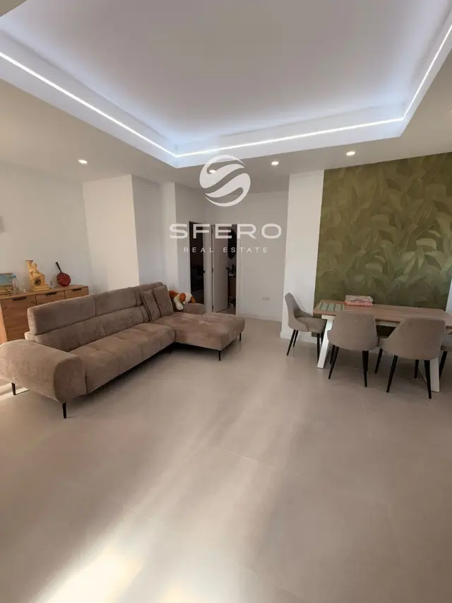 Casa de dos plantas con el interior completamente reformado y una amplia terraza – foto 3